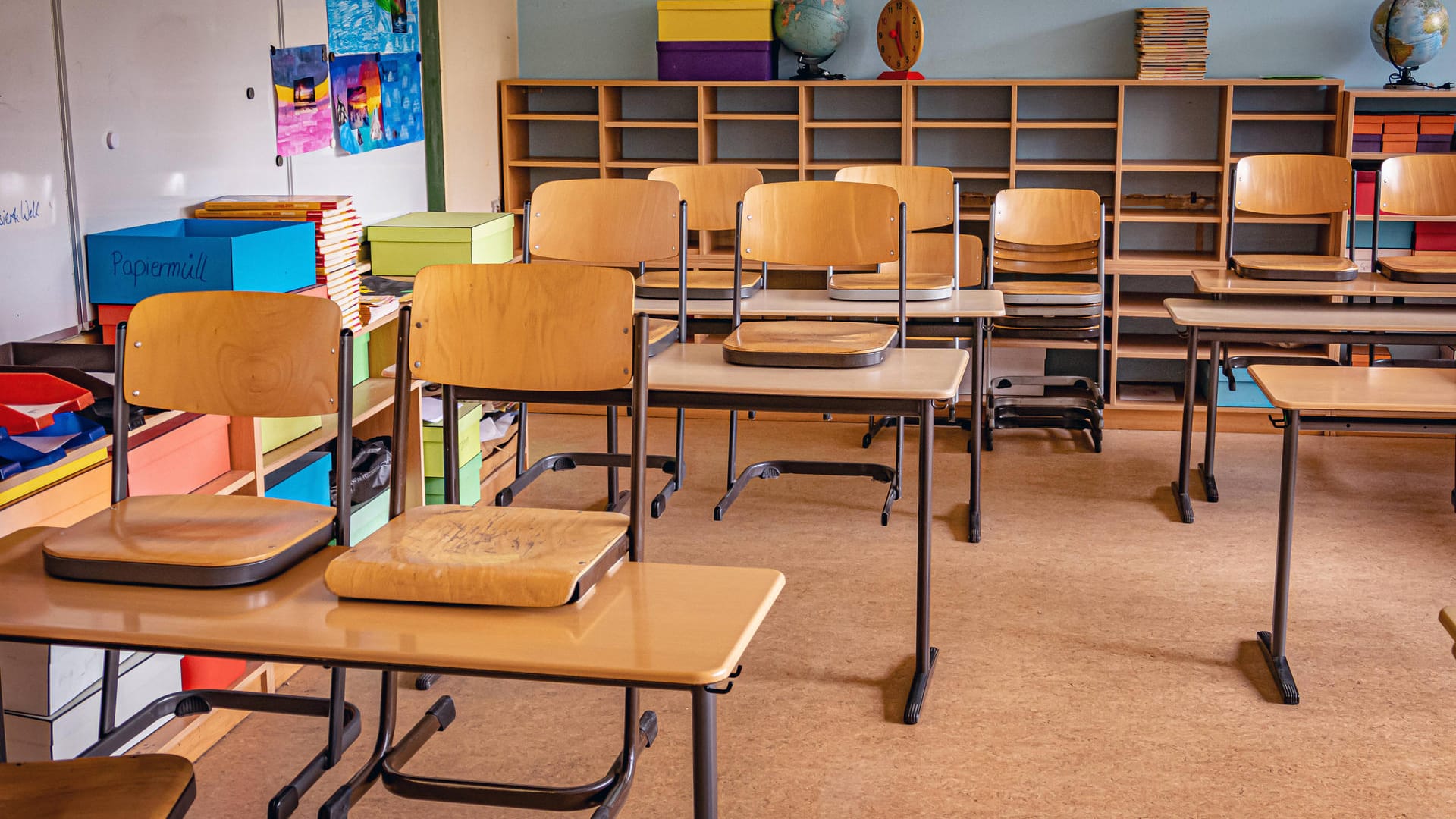Klassenzimmer mit hochgestellten Stühlen (Symbolbild): Für geflüchtete Kinder mit einer Aufenthaltsgenehmigung gilt die Schulpflicht. Klassenzimmer mit hochgestellten Stühlen (Symbolbild): Für geflüchtete Kinder mit einer Aufenthaltsgenehmigung gilt die Schulpflicht.