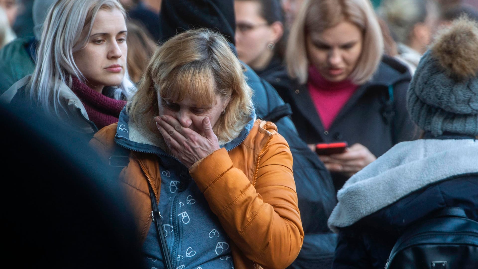 Am Bahnhof der polnischen Kleinstadt Przemyśl kommen geflüchtete Frauen an: Vor dem Bahnhof warten Menschen mit teils verdächtigen Fahrangeboten.