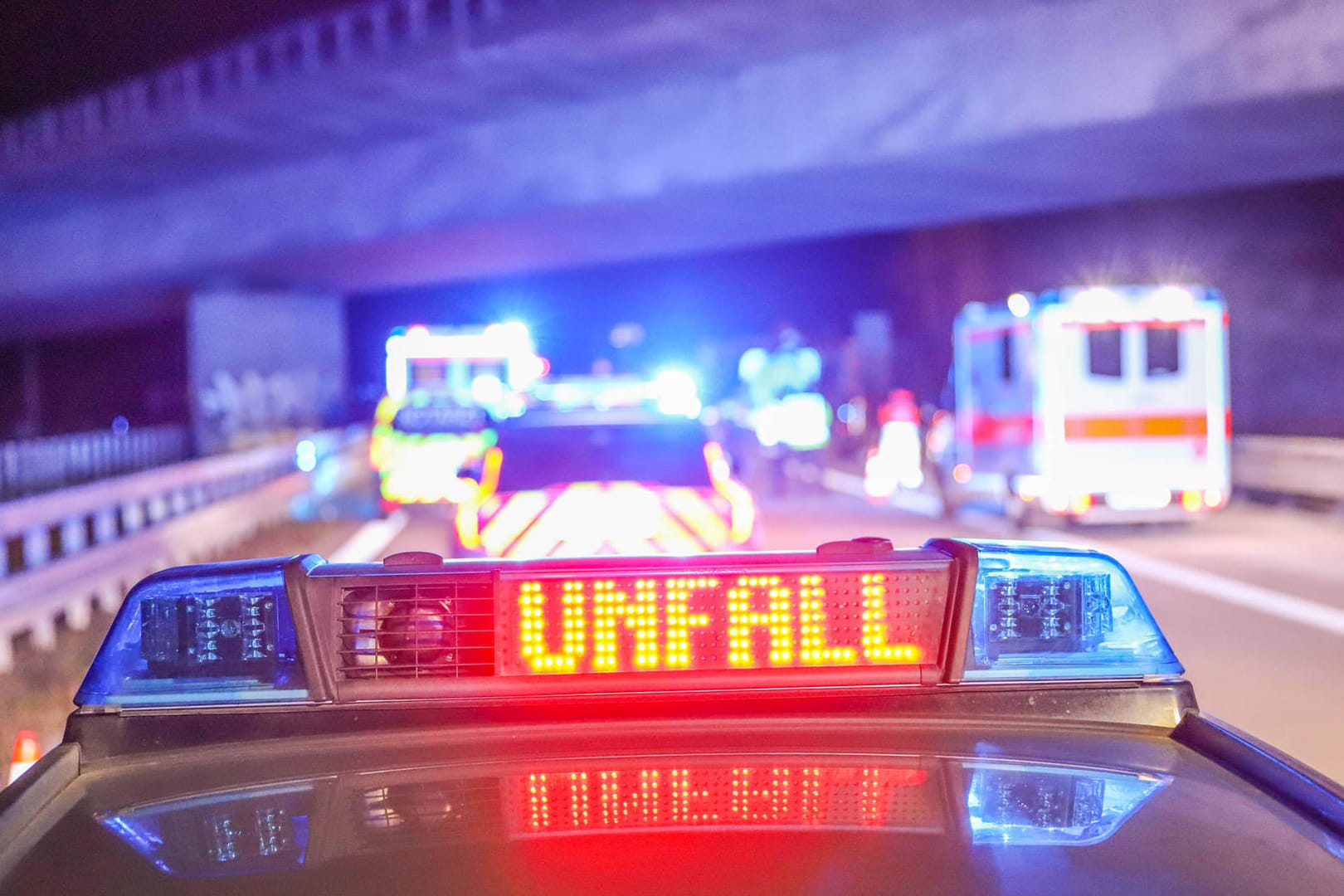 "Unfall"-Aufschrift auf Polizeiwagen vor einem Verkehrsunfall (Symbolbild): Im Januar war die Zahl der Unfälle in Berlin wieder deutlich höher.