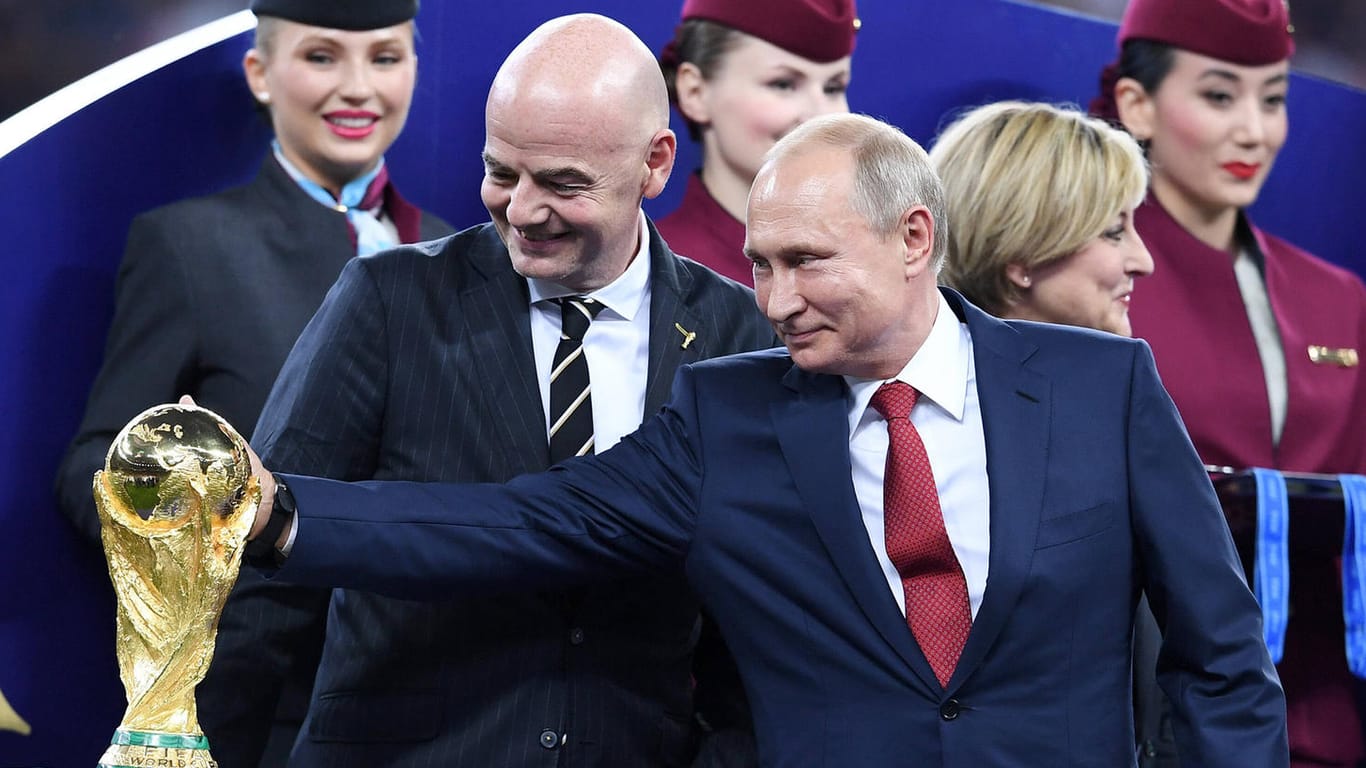 Russland war WM-Gastgeber 2018: Hier streichelt Wladimir Putin (r.) den WM-Pokal, neben ihm Fifa-Präsident Gianni Infantino.