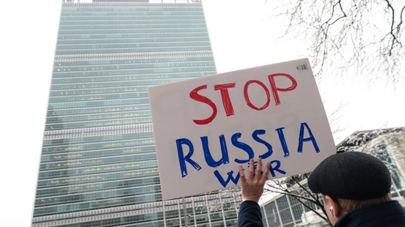 Ein Demonstrant protestiert vor dem New Yorker UN-Hauptquartier gegen den Ukraine-Krieg.