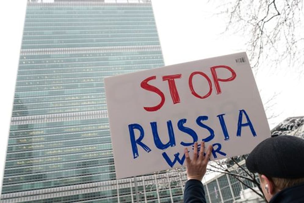 Ein Demonstrant protestiert vor dem New Yorker UN-Hauptquartier gegen den Ukraine-Krieg.