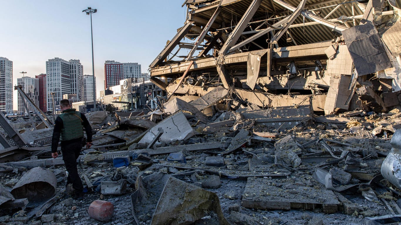 Zerstörtes Einkaufszentrum in Kiew (Symbolbild): Die wirtschaftliche Unsicherheit ist seit dem Krieg hoch.