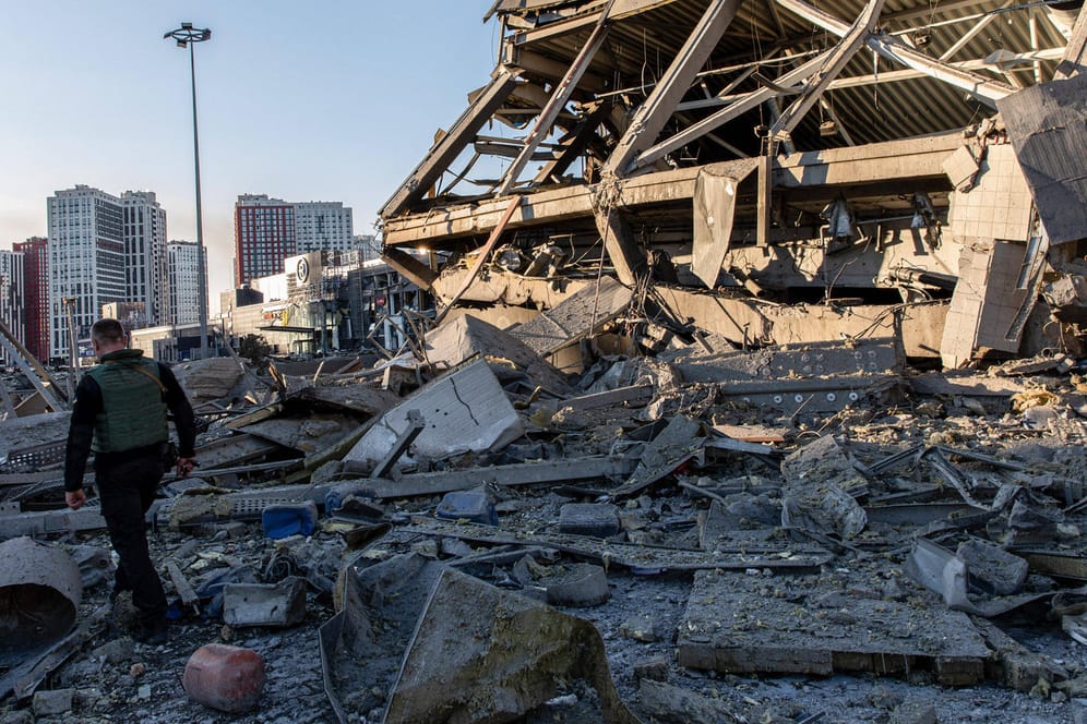 Zerstörtes Einkaufszentrum in Kiew (Symbolbild): Die wirtschaftliche Unsicherheit ist seit dem Krieg hoch.
