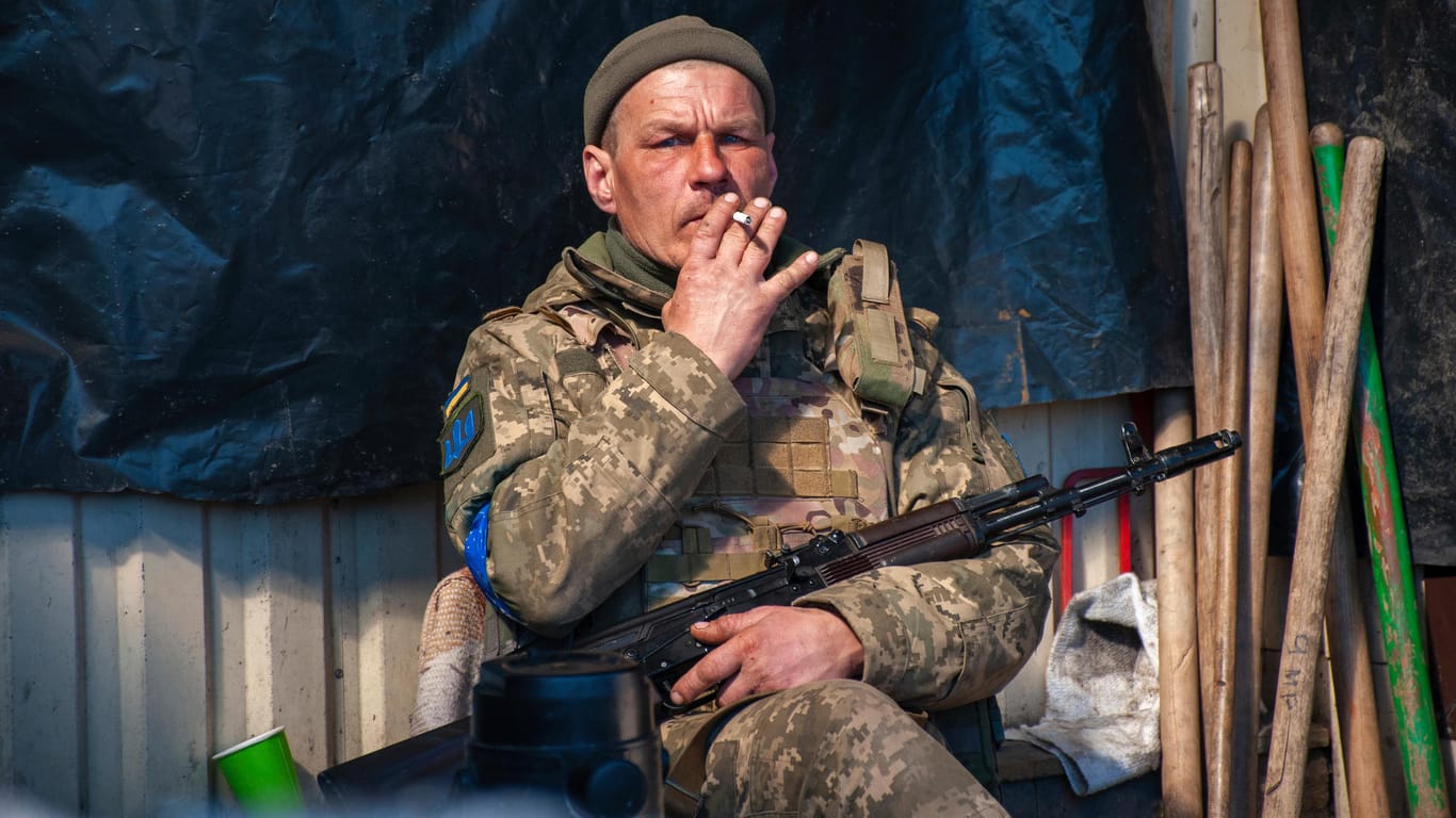 Ein ukrainischer Soldat in Charkiw: Bislang ist es Russland noch nicht gelungen, größere Städte in der Ukraine zu erobern.