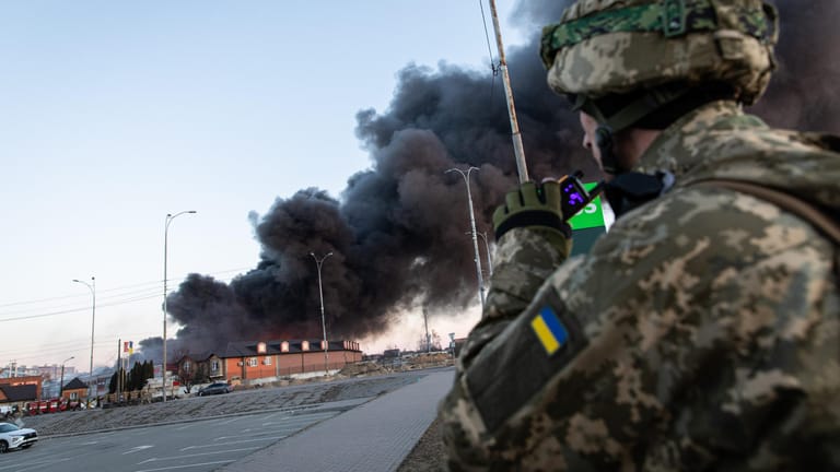 Kiew: Rauch steigt nach einem Angriff über einem ehemaligen Einkaufszentrum auf, das von der russischen Armee beschossen wurde.