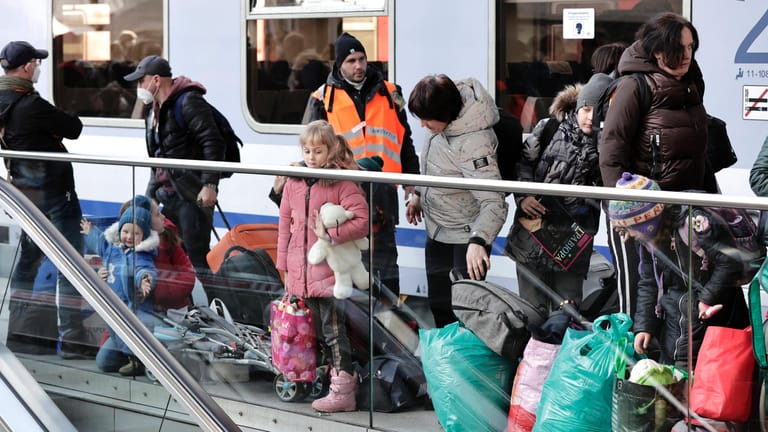 Geflüchtete aus der Ukraine kommen am Berliner Hauptbahnhof an: Menschenrechtsorganisationen warnen davor, dass die Frauen und Kinder Opfer von Menschenhändlern werden könnten.