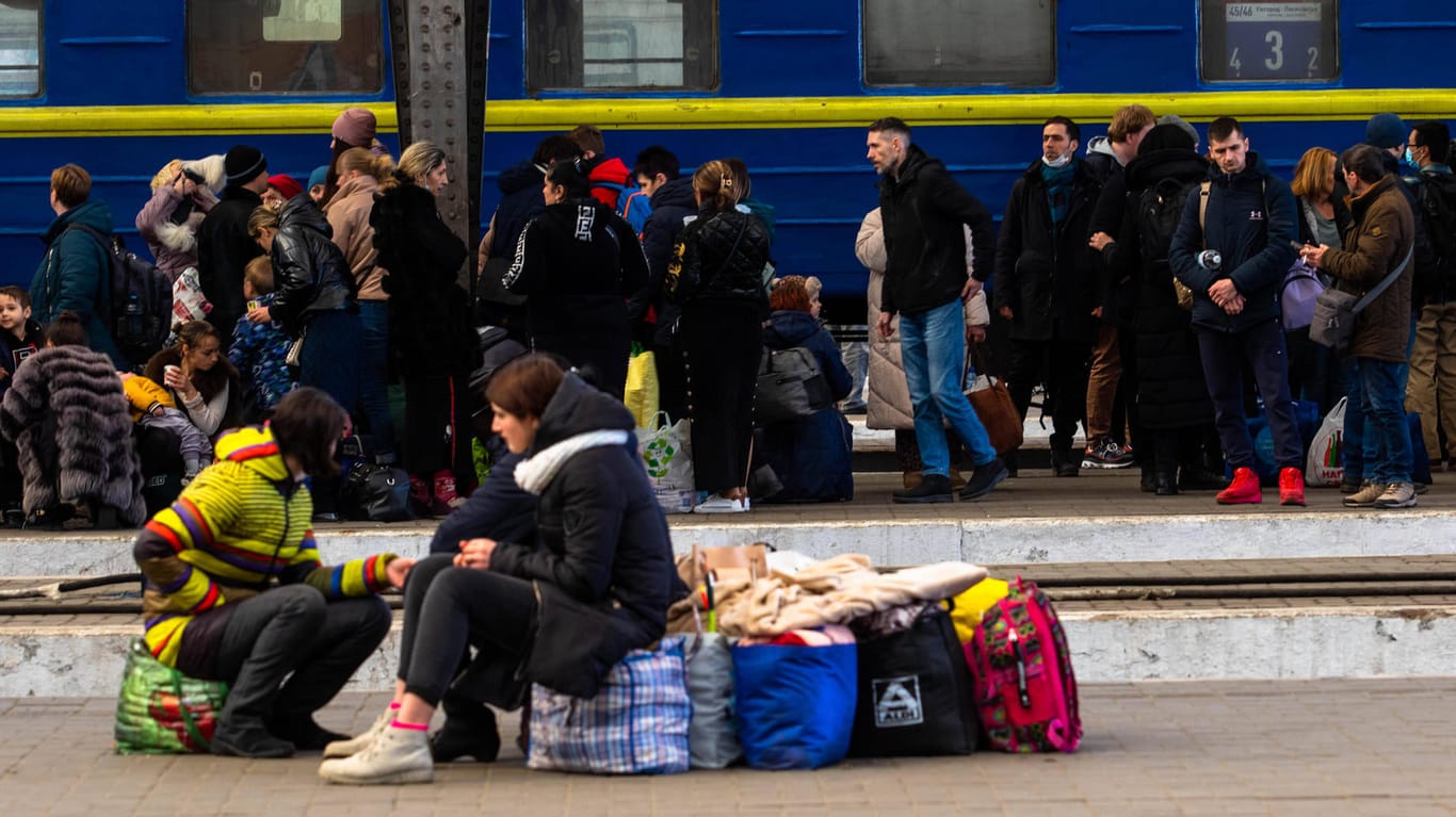 Flüchtende am Bahnhof von Lwiw: Mehr als 2,1 Millionen Menschen suchen Zuflucht außerhalb der Ukraine.