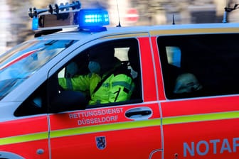 In Halle sind bei einem Auffahrunfall mit einem Bus etwa 20 Kinder leicht verletzt worden (Symbolbild).