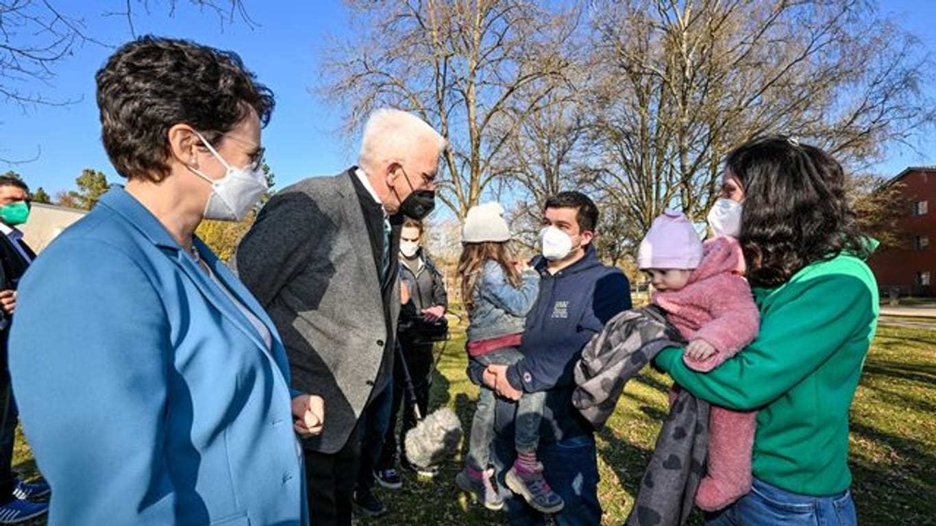 Kretschmann besucht Flüchtlinge aus der Ukraine