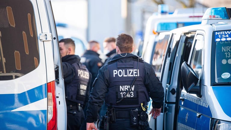 Polizei in NRW (Symbolbild). An mehreren Orten, darunter in NRW, ist die Polizei am Mittwoch gegen eine international agierende Drogen- und Waffenhändlerbande vorgegangen.