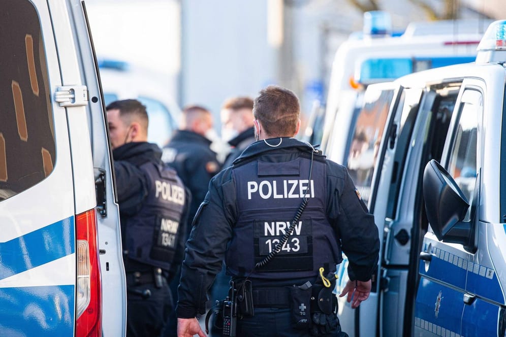 Polizei in NRW (Symbolbild). An mehreren Orten, darunter in NRW, ist die Polizei am Mittwoch gegen eine international agierende Drogen- und Waffenhändlerbande vorgegangen.