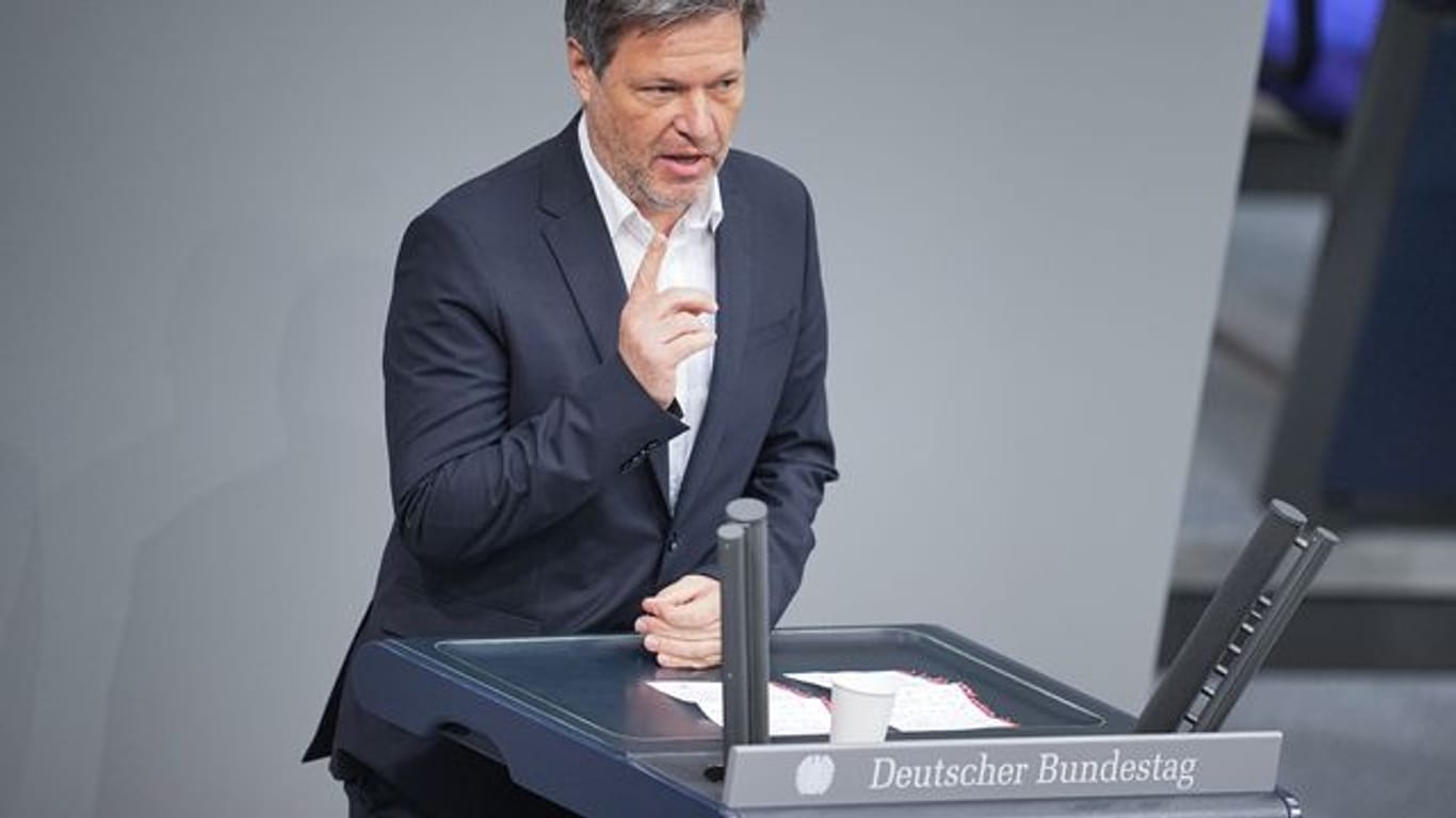 Bundeswirtschafts- und Klimaschutzminister Robert Habeck (Bündnis 90/Grüne) spricht im Bundestag.