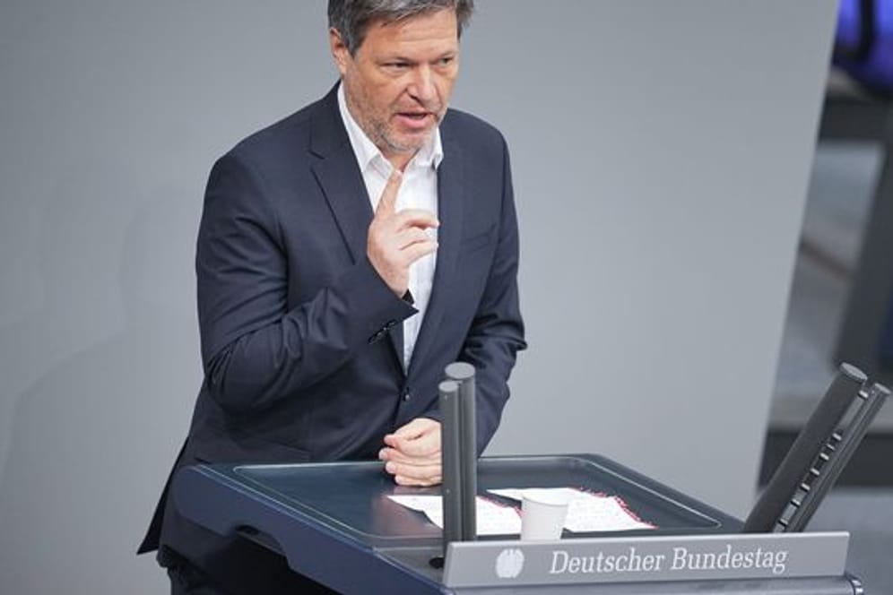 Bundeswirtschafts- und Klimaschutzminister Robert Habeck (Bündnis 90/Grüne) spricht im Bundestag.