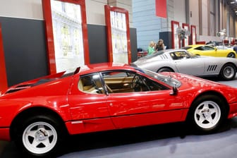 Nordrhein-Westfalen, Essen: Eine ganze Reihe historischer Ferraris stehen in der Sonderausstellung "75-jähriges Jubiläum von Ferrari". Auf der Techno-Classica werden vom 23. bis 27.03.2022 rund 2700 Exponate in allen acht Hallen gezeigt.