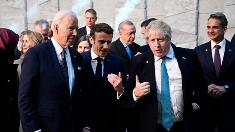 Boris Johnson neben Emmanuel Macron und Joe Biden beim Nato-Sondergipfel in Brüssel.