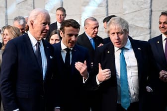 Boris Johnson neben Emmanuel Macron und Joe Biden beim Nato-Sondergipfel in Brüssel.