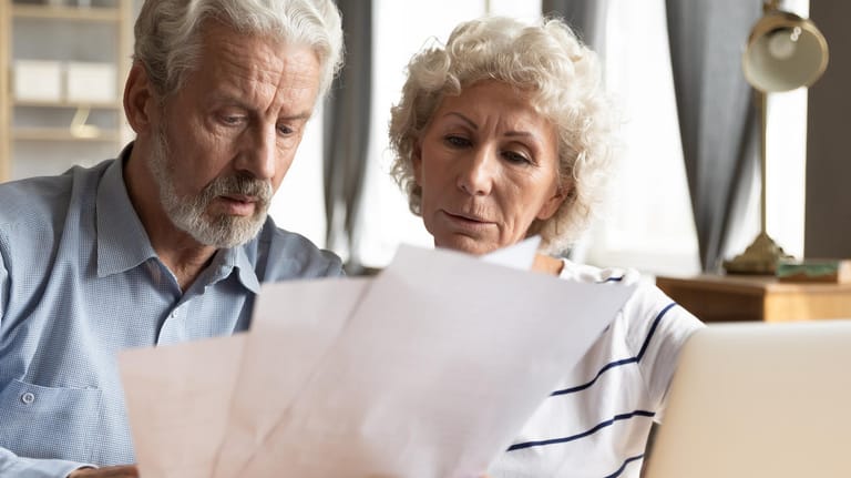 Älteres Ehepaar mit Unterlagen (Symbolbild): Durch die jährliche Rentenerhöhung rutschen Tausende Senioren in die Steuerpflicht.