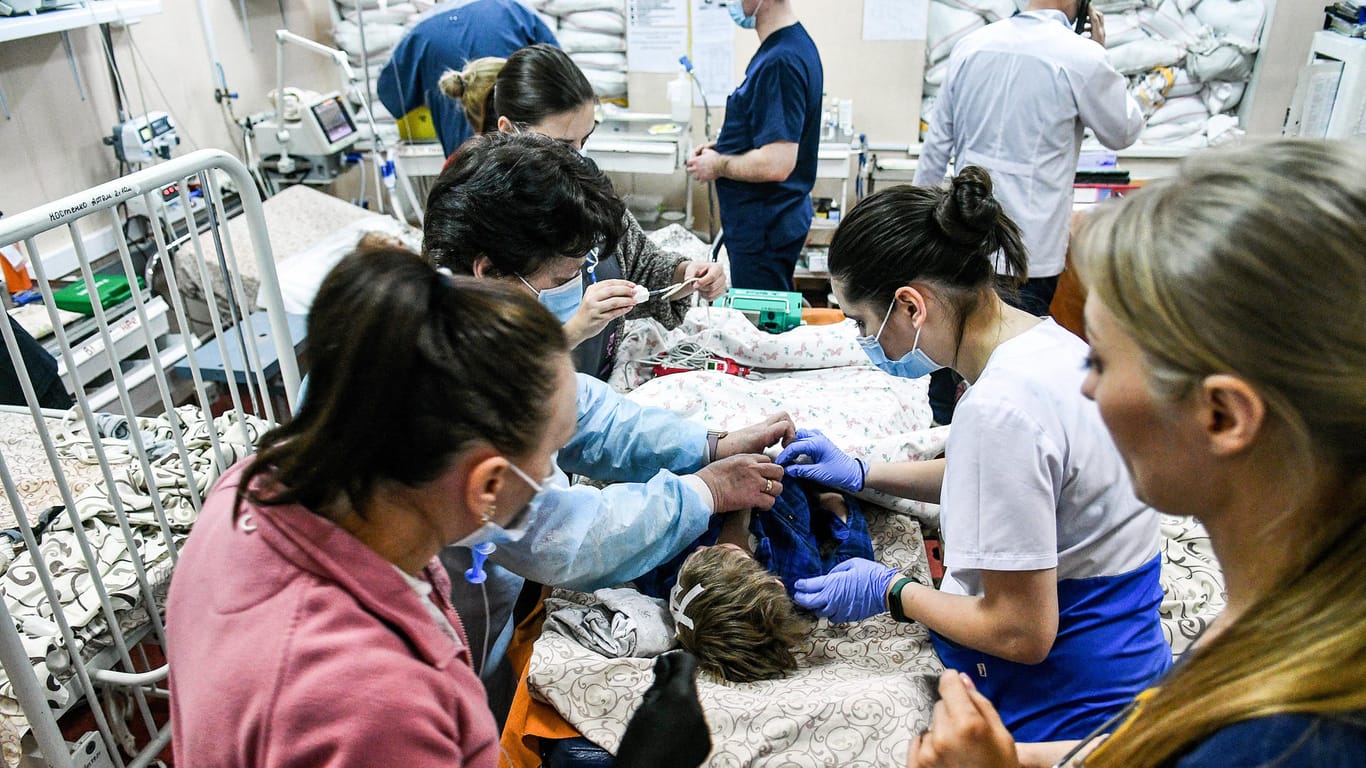 Verletzte Kinder werden im Krankenhaus in Saporischschja behandelt (Archivbild): Die Stadt ist noch relativ sicher.