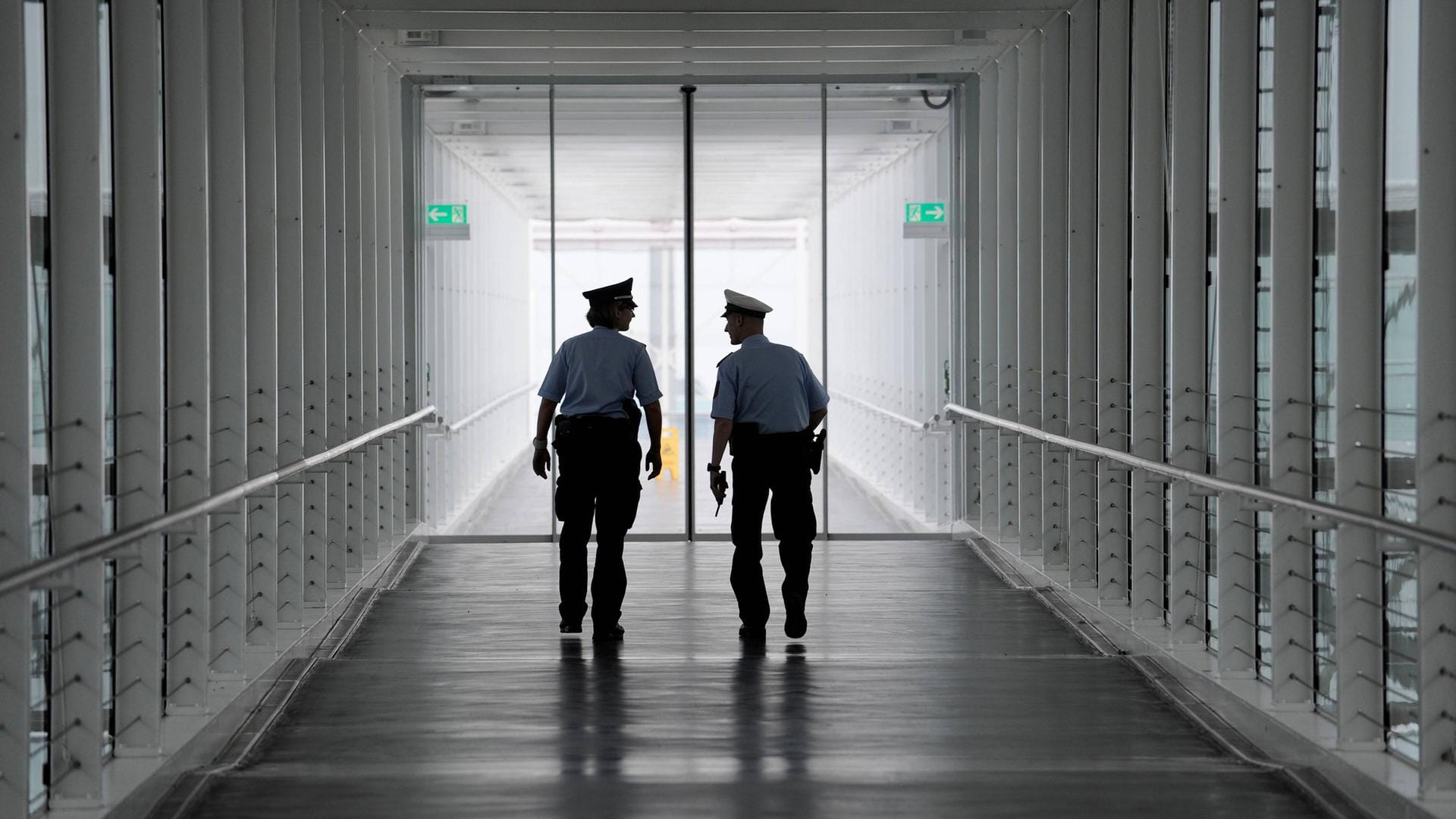 Polizisten am Lufthansa-Terminal in München (Symbolfoto): Hier sorgte ein Junggesellenabschied am Dienstag für Aufsehen. Polizisten am Lufthansa-Terminal in München (Symbolfoto): Hier sorgte ein Junggesellenabschied am Dienstag für Aufsehen.
