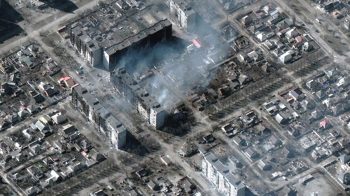 Ein Satellitenbild zeigt zerstörte Wohnhäuser: Die USA und Frankreich werfen Russland Kriegsverbrechen vor.