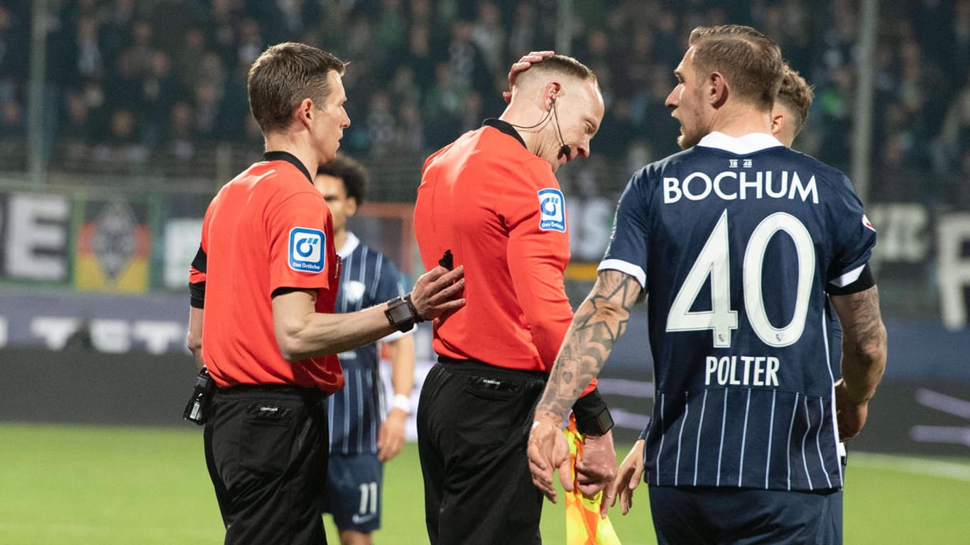 Schiedsrichter-Assistent Christian Gittelmann (M.): Er wurde in der Partei zwischen Gladbach und Bochum an der Seitenlinie von einem Becher am Kopf getroffen.