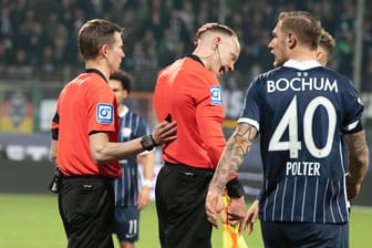Schiedsrichter-Assistent Christian Gittelmann (M.): Er wurde in der Partei zwischen Gladbach und Bochum an der Seitenlinie von einem Becher am Kopf getroffen.