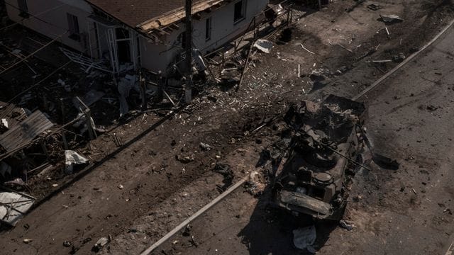 Ein zerstörter russischer Panzer auf einer Hauptstraße in der Nähe von Brovary, nördlich von Kiew.