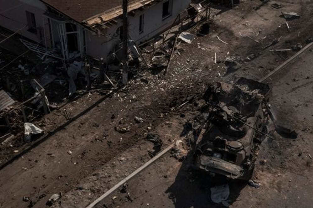 Ein zerstörter russischer Panzer auf einer Hauptstraße in der Nähe von Brovary, nördlich von Kiew.
