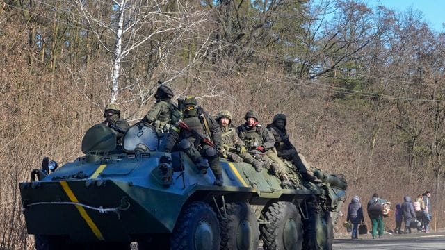 Ukrainische Soldaten auf einem gepanzerten Mannschaftswagen in der Region Wyschgorod nahe Kiew.