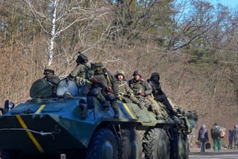 Ukrainische Soldaten auf einem gepanzerten Mannschaftswagen in der Region Wyschgorod nahe Kiew.