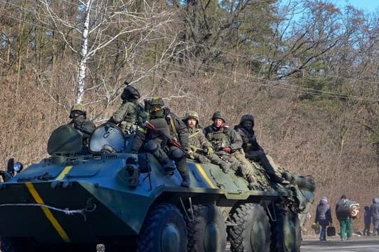 Ukrainische Soldaten auf einem gepanzerten Mannschaftswagen in der Region Wyschgorod nahe Kiew.