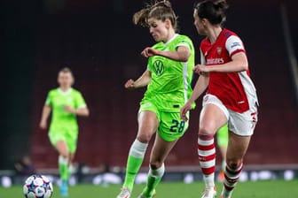 Tabea Waßmuth (l.) im Zweikampf mit Lotte Wubben-Moy: Die Wolfsburgerin traf zum 1:0 gegen Arsenal.