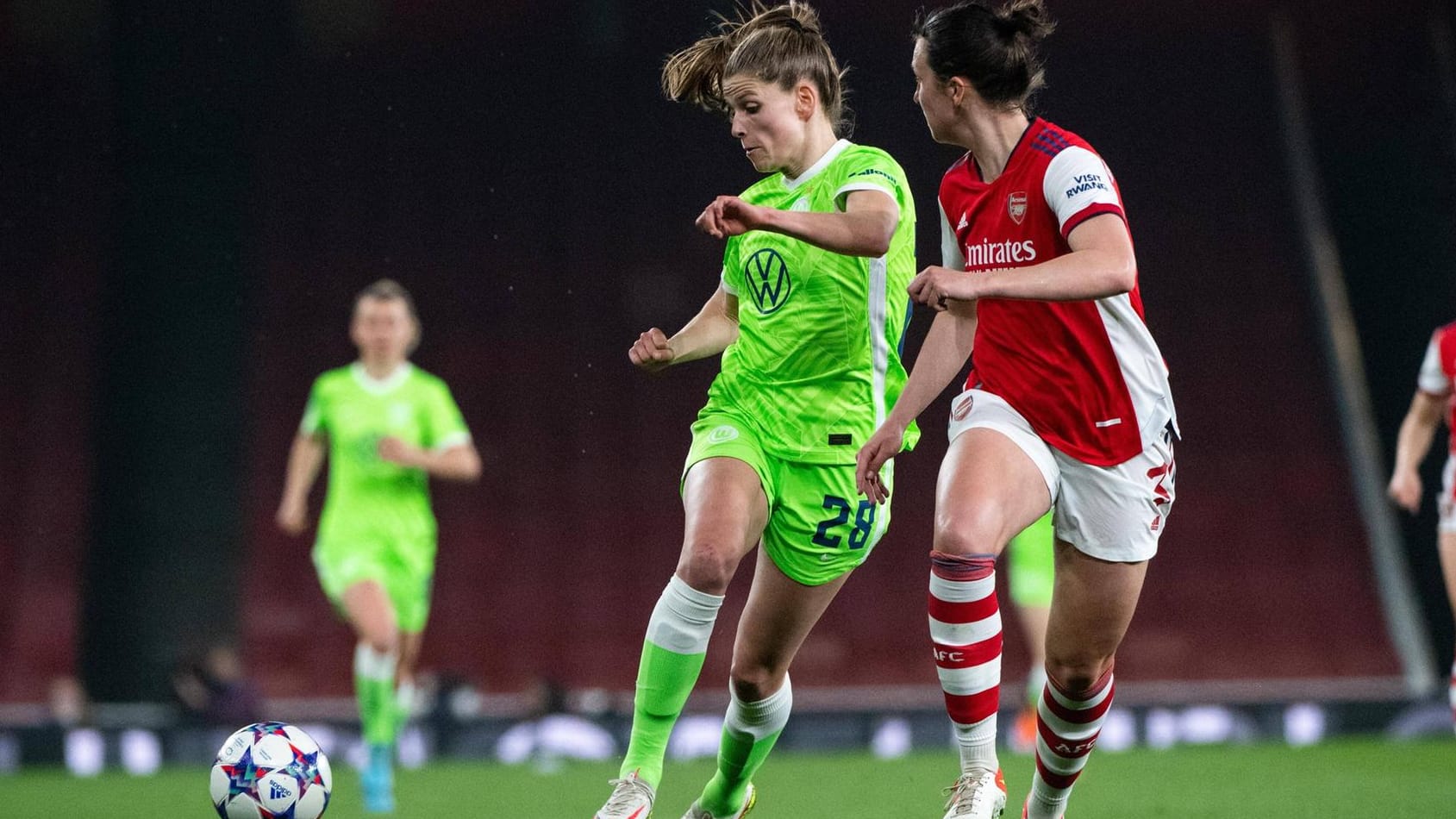 Tabea Waßmuth (l.) im Zweikampf mit Lotte Wubben-Moy: Die Wolfsburgerin traf zum 1:0 gegen Arsenal.