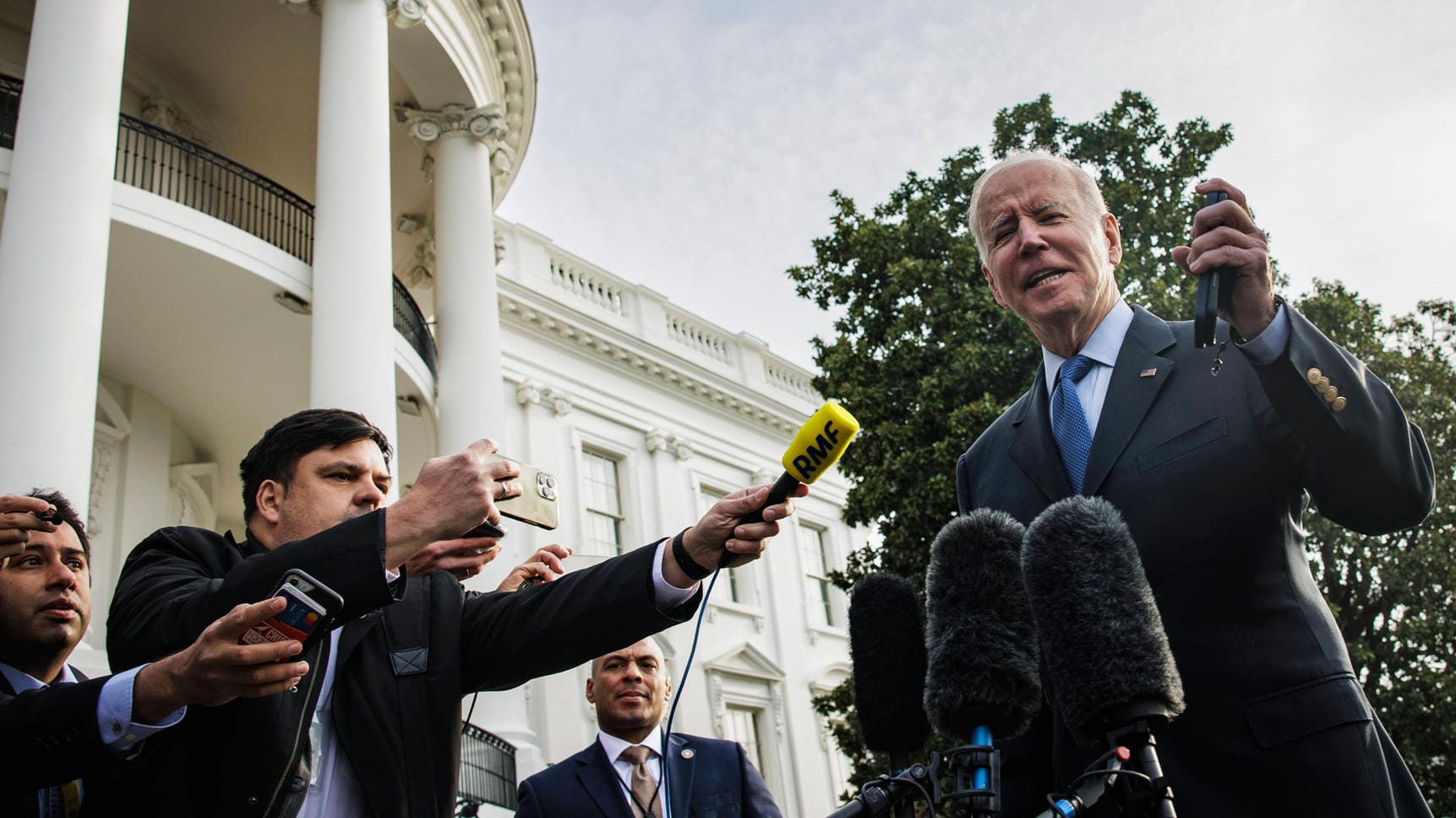 US-Präsident Joe Biden kurz vor dem Abflug Richtung Brüssel: Er fliegt nach Europa mit zwei Missionen.