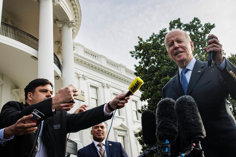 US-Präsident Joe Biden kurz vor dem Abflug Richtung Brüssel: Er fliegt nach Europa mit zwei Missionen.