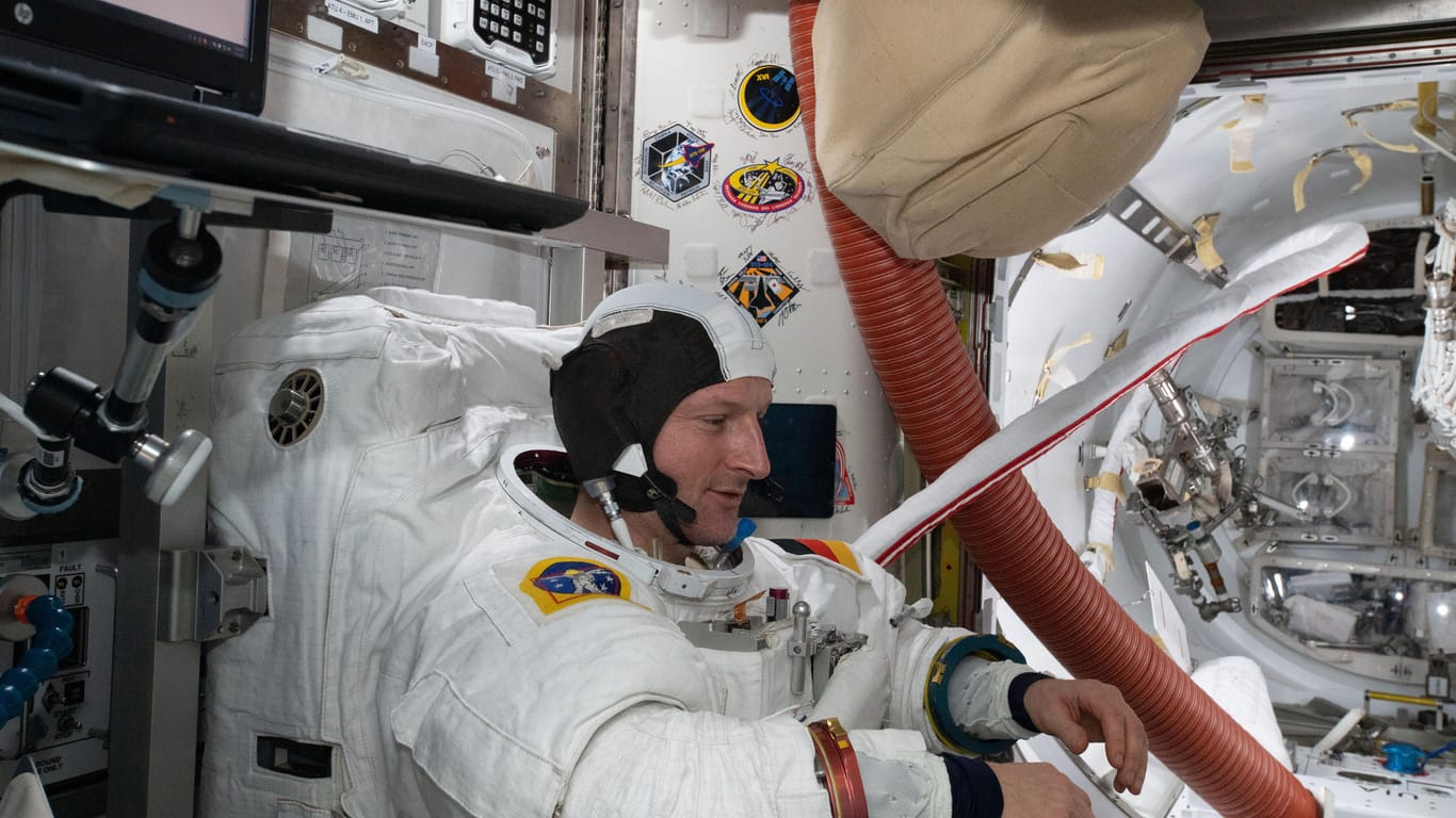 Astronaut Matthias Maurer prüft seinen Raumanzug (Archiv): Beim Einsatz im All kam es zu einigen Problemen.