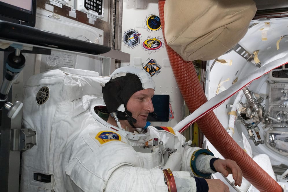 Astronaut Matthias Maurer prüft seinen Raumanzug (Archiv): Beim Einsatz im All kam es zu einigen Problemen.