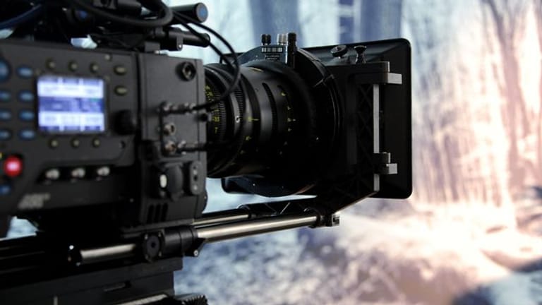 Eine digitale Filmkamera steht in einem Studio.