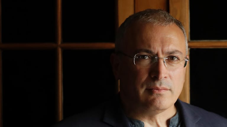 Michail Chodorkowski schaut in die Kamera: Der Ex-Oligarch kritisiert Wladimir Putin scharf.