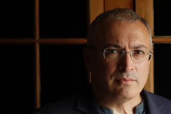 Michail Chodorkowski schaut in die Kamera: Der Ex-Oligarch kritisiert Wladimir Putin scharf.