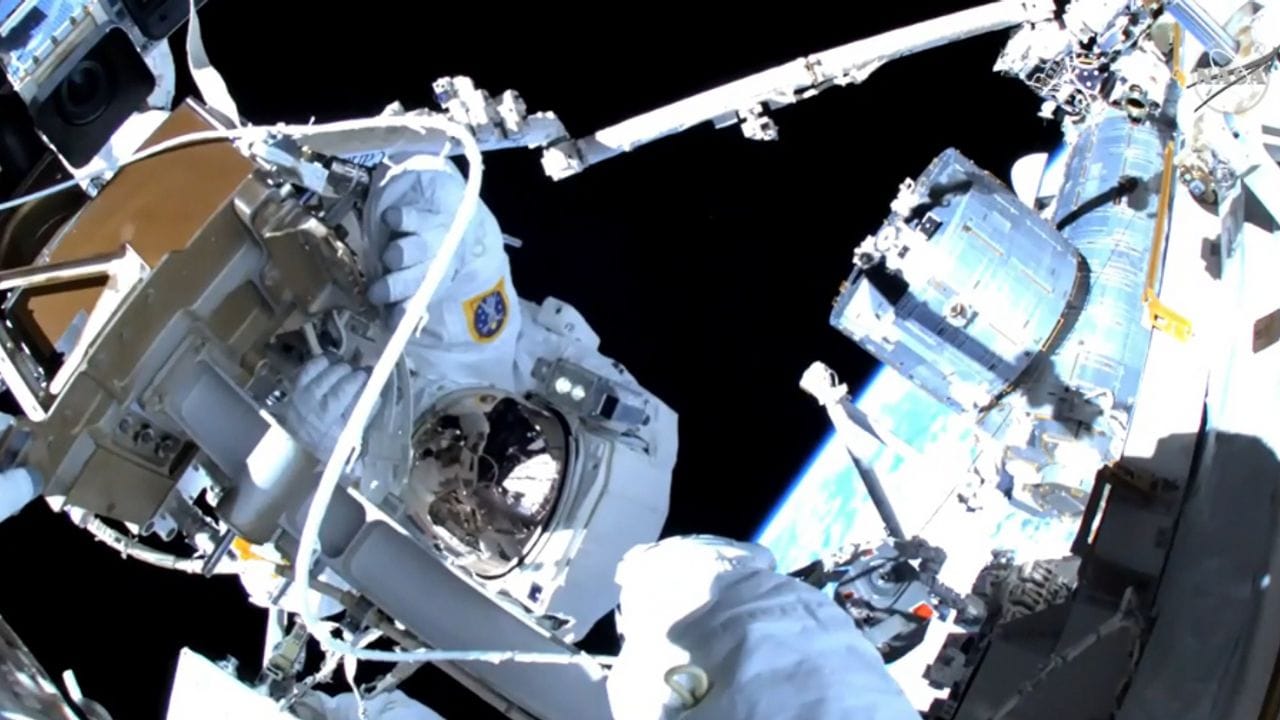 Matthias Maurer bei seinem Außeneinsatz an der Raumstation ISS. Matthias Maurer bei seinem Außeneinsatz an der Raumstation ISS.