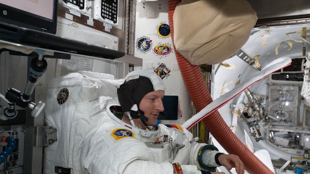 Esa-Astronaut Matthias Maurer prüft den Sitz seines US-Raumanzugs Extravehicular Mobility Unit (EMU). Esa-Astronaut Matthias Maurer prüft den Sitz seines US-Raumanzugs Extravehicular Mobility Unit (EMU).