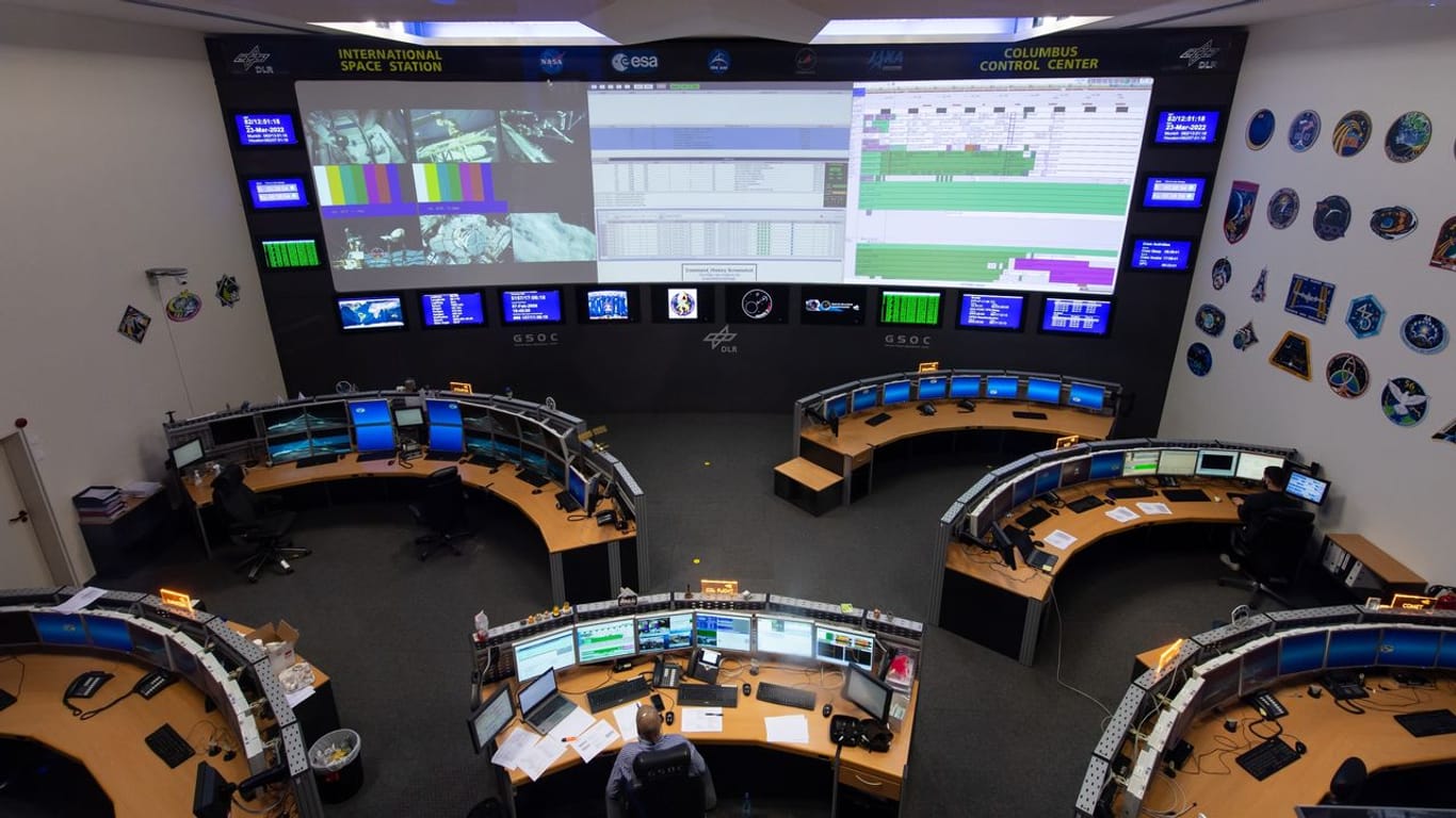 Mitarbeiter verfolgen im Deutschen Zentrum für Luft- und Raumfahrt (DLR) im Columbus-Kontrollzentrum für die Internationale Raumstation ISS den Außenbordeinsatz.