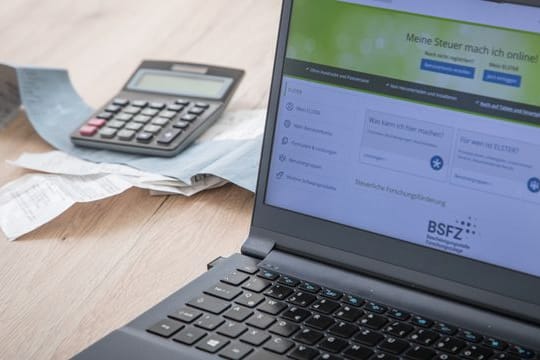 Steuererklärung fällig? Viel mehr als einen PC braucht es für die Erstellung und das Versenden heute nicht mehr. Steuererklärung fällig? Viel mehr als einen PC braucht es für die Erstellung und das Versenden heute nicht mehr.
