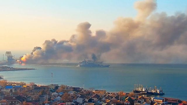 Rauch steigt nach einem Beschuss in der Nähe eines Seehafens in Berdjansk auf.