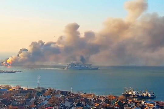 Rauch steigt nach einem Beschuss in der Nähe eines Seehafens in Berdjansk auf.