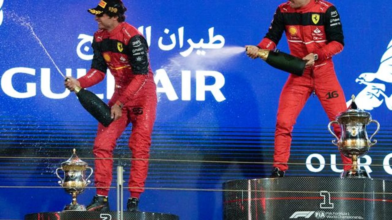Haben Bahrain-Sieger Charles Leclerc (r) und sein Ferrari-Teamkollege Carlos Sainz auch in Saudi-Arabien Grund zum Feiern?.