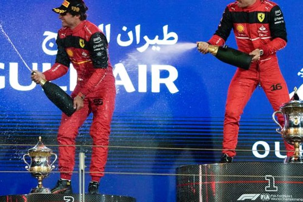 Haben Bahrain-Sieger Charles Leclerc (r) und sein Ferrari-Teamkollege Carlos Sainz auch in Saudi-Arabien Grund zum Feiern?.