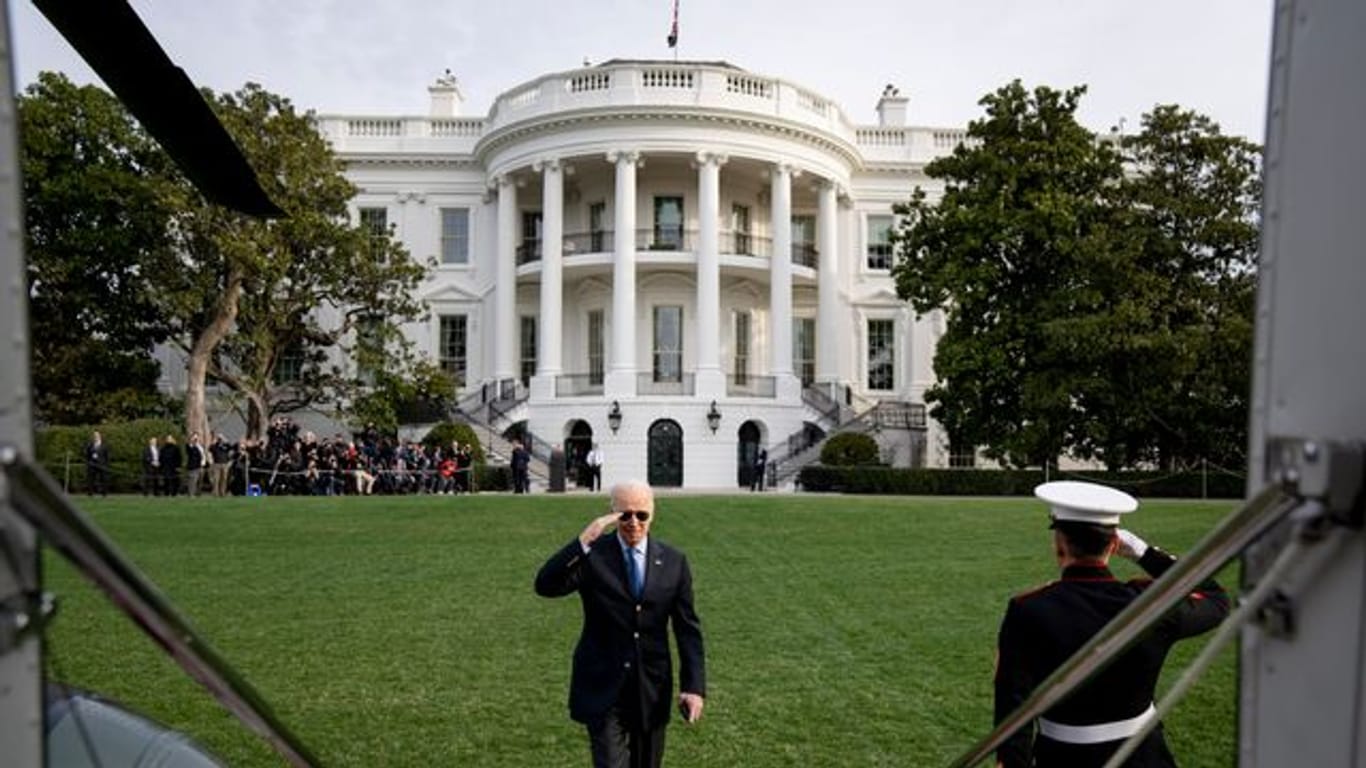 US-Präsident Joe Biden salutiert, als er den Hubschrauber Marine One besteigt, um vom Südrasen des Weißen Hauses abzufliegen.